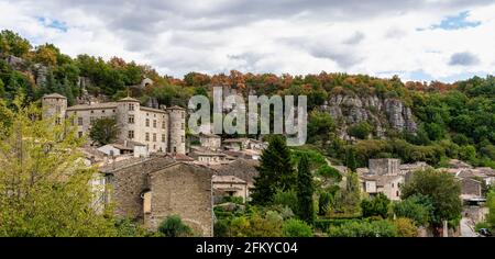 Village médiéval de Vogue en Ardèche, Rhône-Alpes, le sud de la France Banque D'Images
