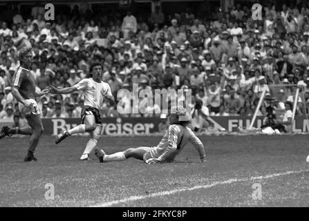 Jorge Valdano (Argentine) marque le but gagnant du jeu dans le Finale de la coupe du monde de Mexico 1986 contre l'Allemagne Banque D'Images