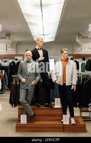 Mannequins pour hommes dans un magasin, un magasin. Robe mode, costumes Banque D'Images