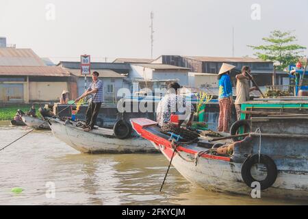 CAN Tho, Vietnam - Mars 8 2019: Marché flottant animé avec commerce entre les bateaux traditionnels de sampan le long de la rivière Hau (Bassac) à la me Banque D'Images