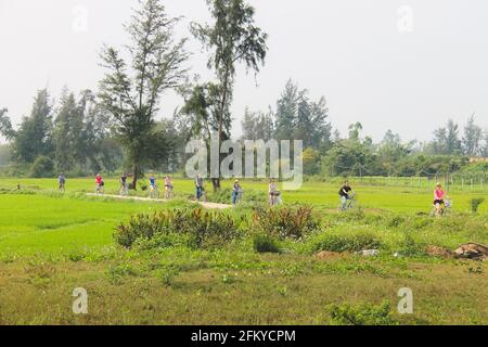 TRA que, Vietnam - Mars 5 2019: Les touristes à vélo profiter d'une promenade à vélo dans la campagne rurale vietnamienne près du village de Tra que et Hoi Banque D'Images