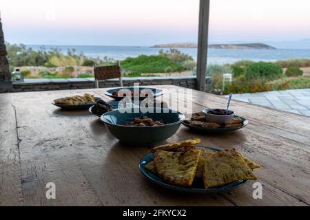 Cuisine grecque. Meze, gyros, souvlaki, pita, salade grecque, tzatziki, salade de pois chiches et légumes. Plats traditionnels grecs différents. Nourriture pour partager Banque D'Images