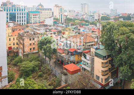 Une vue colorée sur le toit sur les bâtiments usés par la ville et l'étalement urbain du centre-ville de Hanoi, Vietnam. Banque D'Images