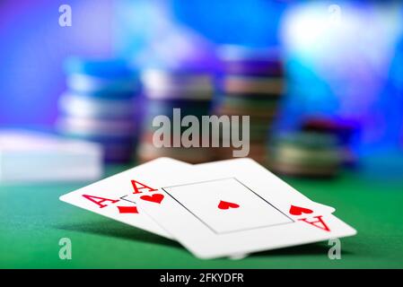 Deux as et pile de jetons de casino en arrière-plan Banque D'Images