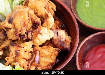 Cuisine de rue indienne préférée avec divers noms comme Onion Bhajji Pyaj Pakora ou Pakore Pyaaaj Ke Pakode ou Pakoda Kanda Bhaji Pyaaz Bajji servi avec G. Banque D'Images