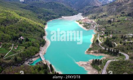 Lac Barcis dans une vue aérienne panoramique d'en haut pendant Journée ensoleillée à Valcellina-Pordenone, lieu à visiter sur les Dolomites Banque D'Images