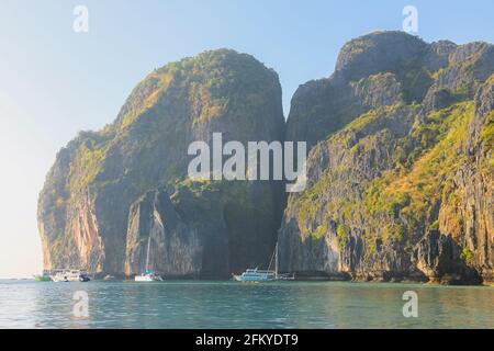 Falaises calcaires idylliques sur les eaux turquoise tropicales de l'Andaman Mer par temps clair à Maya Bay sur Ko Phi Phi Lee dans les îles Phi Phi à TAIla Banque D'Images