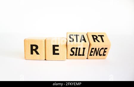 Symbole de redémarrage et de résilience. Les cubes ont été tournés et le mot « restart » a été remplacé par « resilience ». Magnifique fond blanc. Reprise et reprise - résiliente Banque D'Images