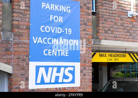 Signalisation du parking pour le centre de vaccination COVID-19 NHS au parc de stationnement du centre civique de Bromley, Kent, Angleterre Banque D'Images