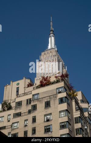 L'Empire State Building vu du niveau de la rue dans le quartier de Murray Hill, New York City, USA 2021 Banque D'Images