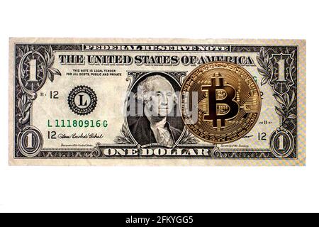 Espagne. 04e mai 2021. Dans cette illustration, un Bitcoin est vu sur un fond de facture d'un dollar. Crédit : SOPA Images Limited/Alamy Live News Banque D'Images