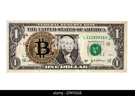 Espagne. 04e mai 2021. Dans cette illustration, un Bitcoin est vu sur un fond de facture d'un dollar. Crédit : SOPA Images Limited/Alamy Live News Banque D'Images