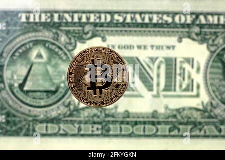 Espagne. 04e mai 2021. Dans cette illustration, un Bitcoin est vu sur un fond de facture d'un dollar. (Photo de Thiago Prudencio/SOPA Images/Sipa USA) crédit: SIPA USA/Alay Live News Banque D'Images