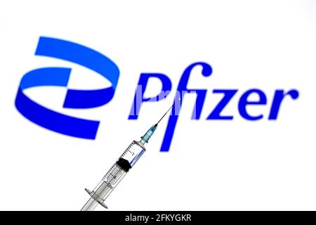 Espagne. 04e mai 2021. Dans cette photo, un gros plan d'une seringue devant le nouveau logo de Pfizer. (Photo de Thiago Prudencio/SOPA Images/Sipa USA) crédit: SIPA USA/Alay Live News Banque D'Images