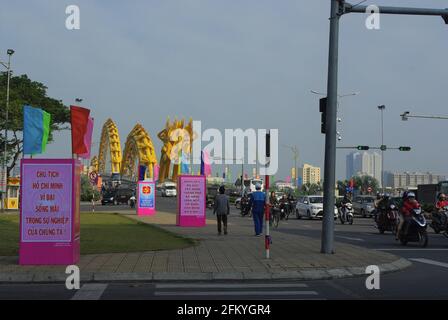 Scène de rue avec circulation traversant Dragon Bridge, Da Nang, Vietnam, Asie Banque D'Images