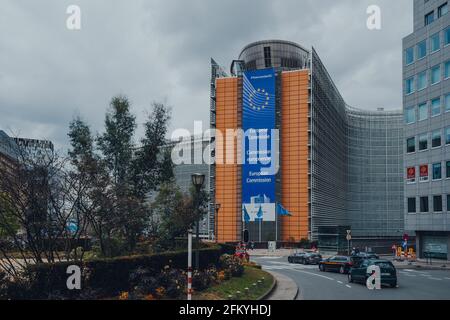 Bruxelles, Belgique - 16 août 2019 : vue panoramique sur le rond-point Schuman et le Berlaymont, un immeuble de bureaux à Bruxelles, qui abrite le siège social Banque D'Images