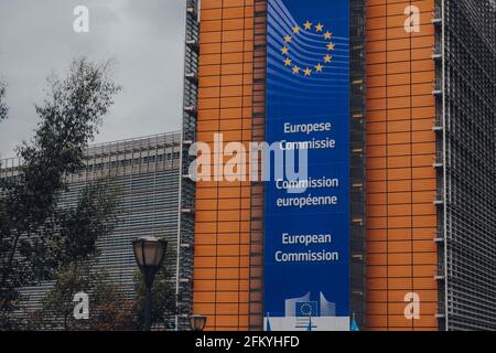 Bruxelles, Belgique - 16 août 2019 : panneau de la Commission européenne devant le Berlaymont, un immeuble de bureaux à Bruxelles, en Belgique, qui abrite le HE Banque D'Images