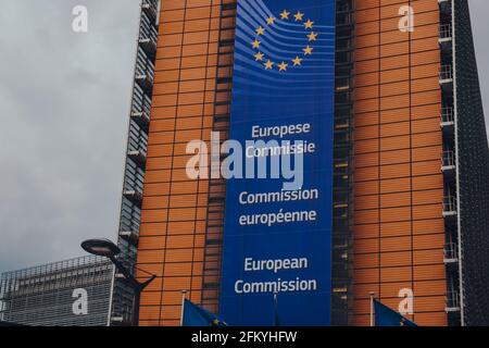 Bruxelles, Belgique - 16 août 2019 : panneau de la Commission européenne devant le Berlaymont, un immeuble de bureaux à Bruxelles, en Belgique, qui abrite le HE Banque D'Images