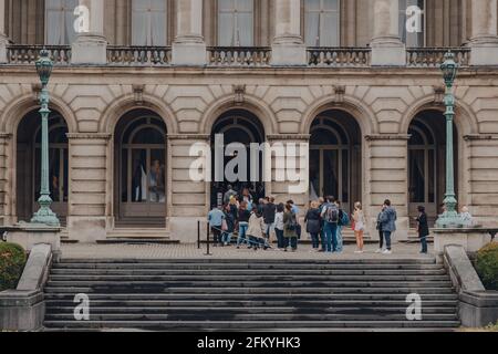 Bruxelles, Belgique - 16 août 2019 : les gens font la queue pour entrer dans le Palais Royal de Bruxelles, le palais officiel du Roi et de la Reine de Belgique Banque D'Images