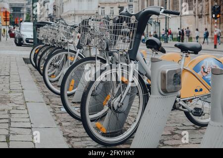 Bruxelles, Belgique - 16 août 2019 : reste de Villo ! vélos, un programme public de location de vélos, dans une rue de Bruxelles, la capitale de la Belgique et une pop Banque D'Images