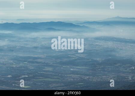 vue panoramique sur une vallée avec brume recouvrant les villages Banque D'Images