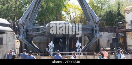 Touristes dans des masques regardant un spectacle à Galaxy's Edge / Star Wars Land de Disneyland, Anaheim, Californie Banque D'Images