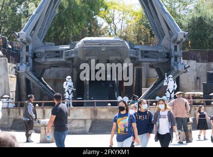 Touristes dans des masques regardant un spectacle à Galaxy's Edge / Star Wars Land de Disneyland, Anaheim, Californie Banque D'Images