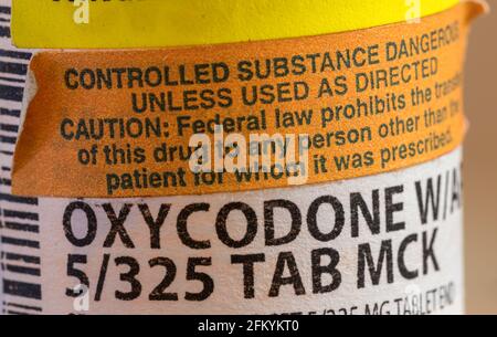 Oxycodone est le nom générique pour comprimés de douleur d'Opoïd. Flacon de prescription pour les pilules et les comprimés avec foyer sur le médicament. Banque D'Images