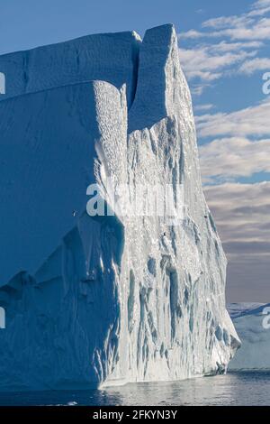 Des icebergs massifs ont été calés du glacier Jakobshavn Isbræ, site classé au patrimoine mondial de l'UNESCO, Ilulissat, Groenland. Banque D'Images