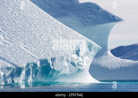 Des icebergs massifs ont été calés du glacier Jakobshavn Isbræ, site classé au patrimoine mondial de l'UNESCO, Ilulissat, Groenland. Banque D'Images