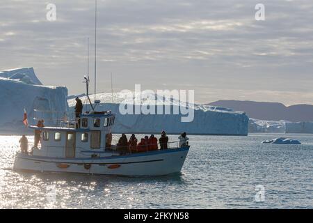 Visites parmi les icebergs vêtus du glacier Jakobshavn Isbræ, site classé au patrimoine mondial de l'UNESCO, Ilulissat, Groenland. Banque D'Images