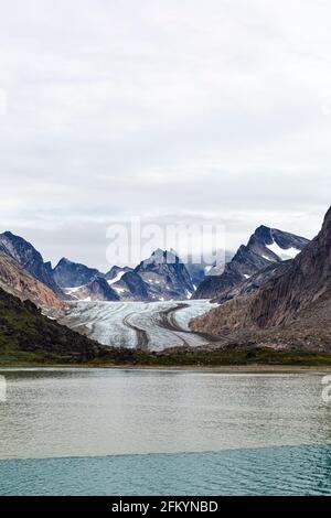 Ruissellement glaciaire de limon d'eau douce du glacier Igdlorssuit, Prins Christian Sund, Groenland. Banque D'Images