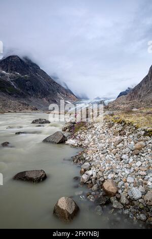 Le glacier d'Igdlorssuit tidewater descendant jusqu'à la mer, Prins Christian Sund, Groenland. Banque D'Images