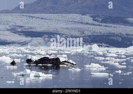 La glace de mer et les icebergs ont vêlé du glacier Christian IV, dans le fjord Nansen, à l'est du Groenland. Banque D'Images