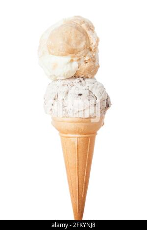 Cornet servi avec deux boules de crème glacée; photo sur fond blanc Banque D'Images