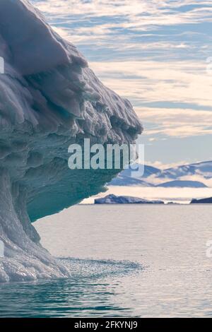 Iceberg dans le Ø Holms, dans la baie de Baffin, sur la côte nord-ouest du Groenland. Banque D'Images