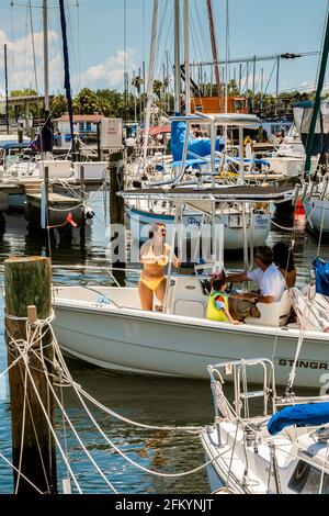 La famille quitte la marina de Saint-Pétersbourg pour une journée sur l'eau dans la baie de Tampa. Saint-Pétersbourg, Floride Banque D'Images