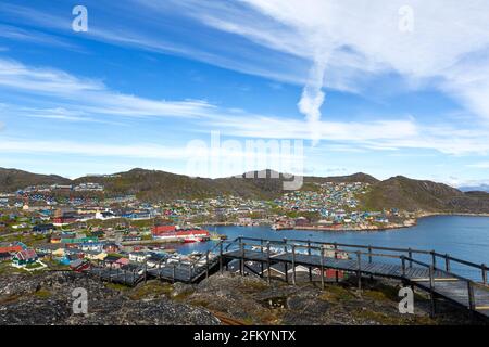 Le port dans le petit village groenlandais de Qaqortoq, anciennement Julianehåb, dans le sud du Groenland. Banque D'Images