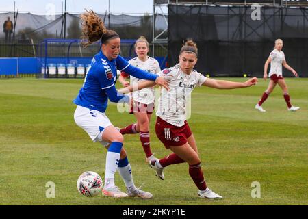 LIVERPOOL, ANGLETERRE - MAI 02: Steph Catley d'Arsenal bataille pour possession avec Nicoline Sorensen d'Everton Dames pendant Barclays FA Women's Super Banque D'Images