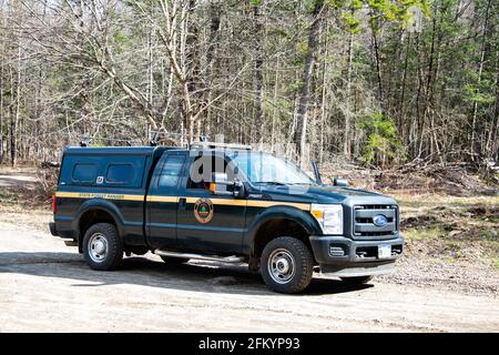 Un pick-up Forest Ranger du département de la conservation de l'environnement de l'État de New York stationné sur une route de terre dans la nature sauvage du parc Adirondack. Banque D'Images