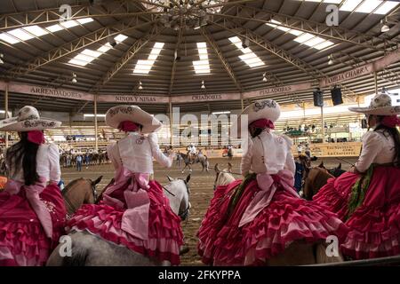 Les Escaramuzas présentent leurs remarquables compétences de conduite en selle et leur tenue traditionnelle au Campeonato Millonario Lienzo de Charro à Jalisco, au Mexique Banque D'Images