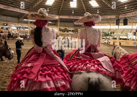 Les Escaramuzas présentent leurs remarquables compétences de conduite en selle et leur tenue traditionnelle au Campeonato Millonario Lienzo de Charro à Jalisco, au Mexique Banque D'Images