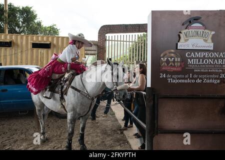 Les Escaramuzas présentent leurs remarquables compétences de conduite en selle et leur tenue traditionnelle au Campeonato Millonario Lienzo de Charro à Jalisco, au Mexique Banque D'Images