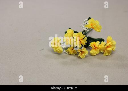 Bouquet de fleurs jaunes sur fond brun clair Banque D'Images