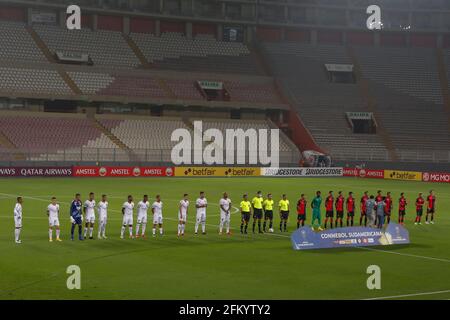 Lima, Pérou. 04e mai 2021. Les équipes se sont alignées avant le match entre Melgar (Pérou) et Athletico Paranaense joué au Stade National du Pérou, à Lima, Pérou. Jeu valable pour le groupe D, troisième tour de la phase de groupe de CONMEBOL Sudamericana 2021. Crédit: Ricardo Moreira/FotoArena/Alay Live News Banque D'Images