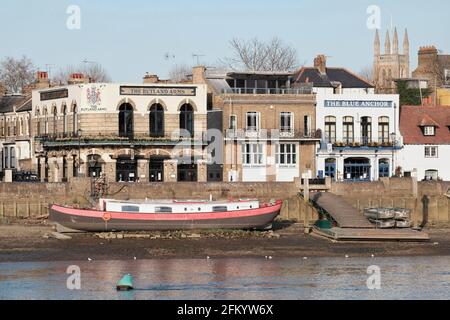 Vue sur le fleuve de l'ancre bleue et des maisons publiques Rutland Arms à Hammersmith, West London. Banque D'Images