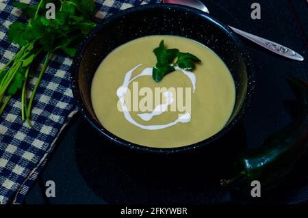 Soupe de crème de Chili Poblano. Cuisine mexicaine cuisine végétarienne Banque D'Images