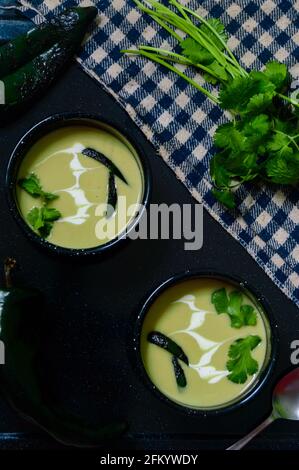 Soupe de crème de Chili Poblano. Cuisine mexicaine cuisine végétarienne Banque D'Images