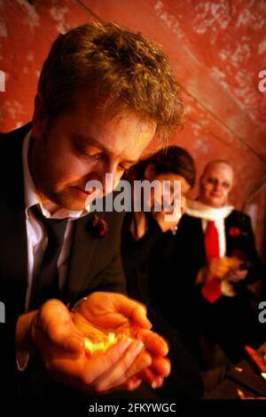 Perte; une soirée de misère exquise. The Last Tuesday Society (A Ping Club) se réunit à Hedges et Butler sur Regent Street, Londres. Klint Witchalls coupe des oignons pour aider avec les pleurs. pic David Sandison Banque D'Images