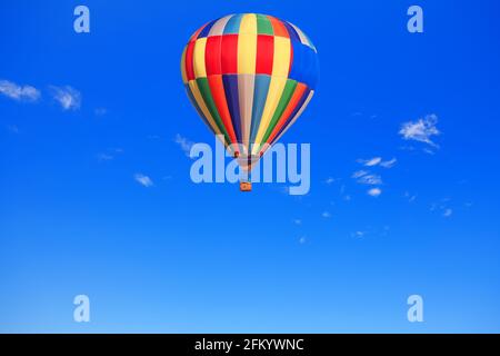 Ballon d'air chaud en vol sur le ciel clair . Ballon d'air multicolore . Voyager en avion Banque D'Images